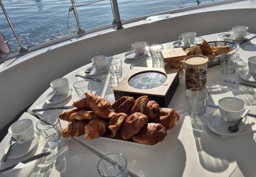 Le repas à bord d'un catamaran
