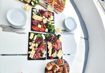 Savourez la Bretagne : Votre Repas à Bord