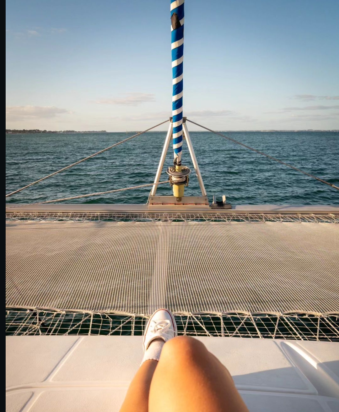 Bain de soleil surr le catamaran dans la baie de Quiberon 